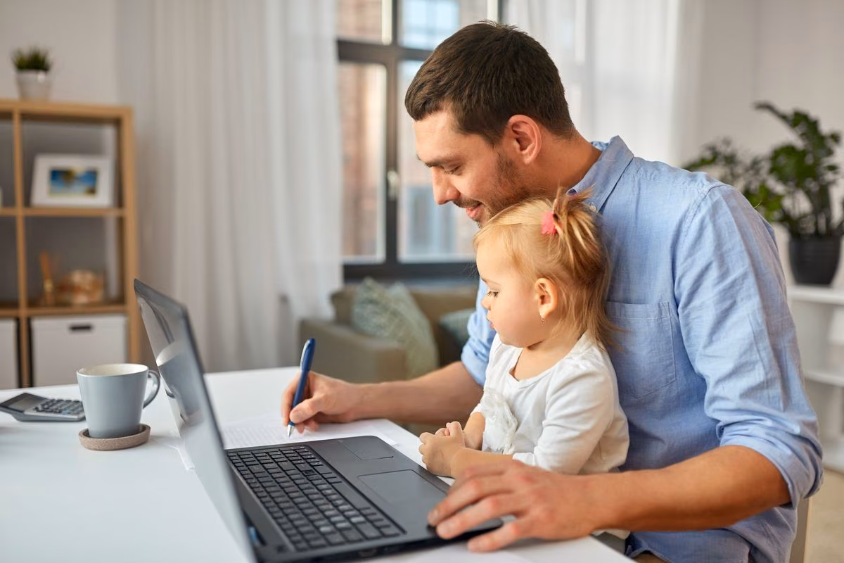 Vater mit Kind im Homeoffice Vater mit Kind im Homeoffice