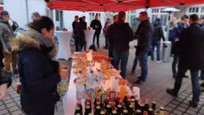 Getränke auf einem Tisch zum Glühen