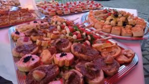 Ein lecker aussehende Platte mit kleinen Häpchen