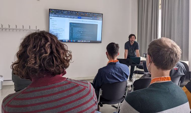 TYPO3 Camp Mitteldeutschland 2022, Senior Software-Entwickler André präsentiert