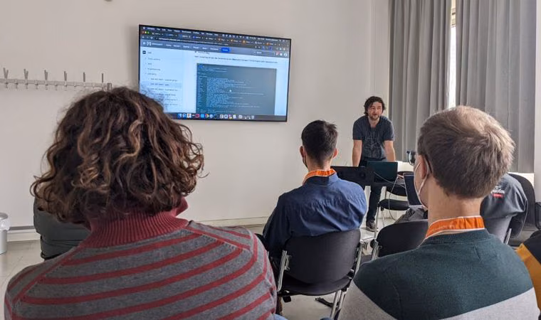 TYPO3 Camp Mitteldeutschland 2022, Senior Software-Entwickler André präsentiert