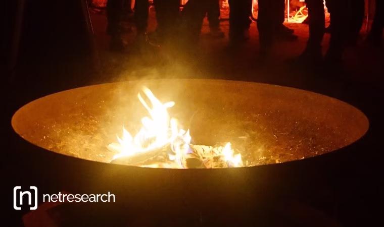 Netresearch Neujahrs-Gluehen 2025: Nahaufnahme Feuerschale