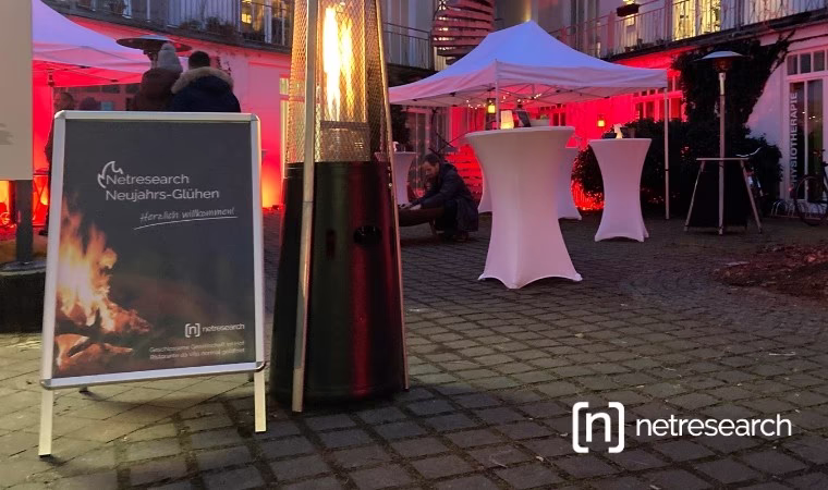 Netresearch Neujahrs-Gluehen 2025: Eventansicht mit Empfangsschild
