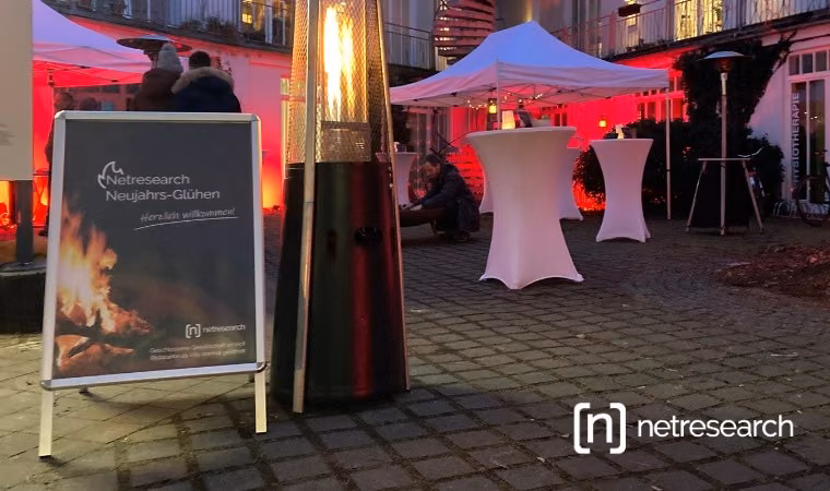 Netresearch Neujahrs-Gluehen 2025: Eventansicht mit Empfangsschild