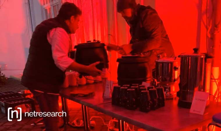 Netresearch Neujahrs-Gluehen 2025: Beheizter Suppentopf mit Gulasch wird zum Buffet gebracht
