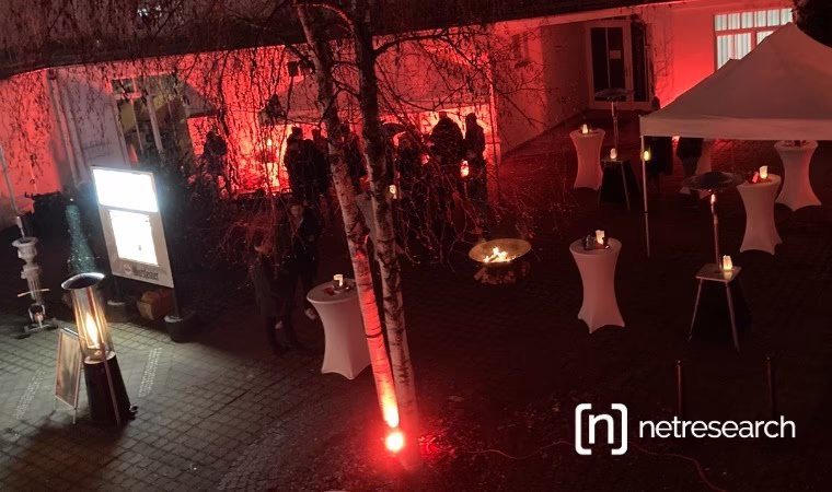 Netresearch Neujahrs-Gluehen 2025: Eventgesamtansicht bei Nacht aus Vogelperspektive