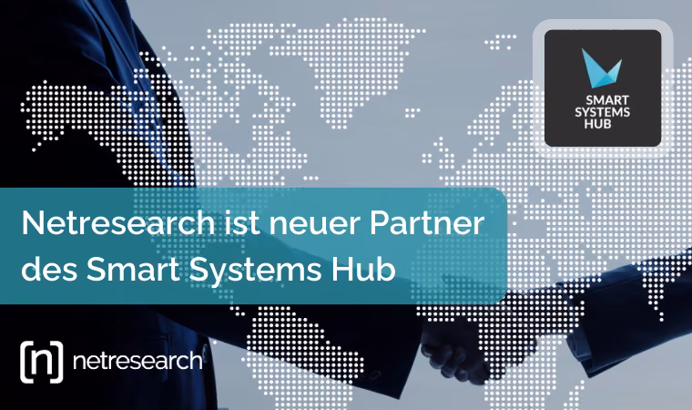 Zwei Geschäftsleute im Anzug geben sich die Hand vor digital stilisierter Weltkarte – symbolisiert die neue Partnerschaft im Bereich KI-Vertriebslösungen und Digitalisierung