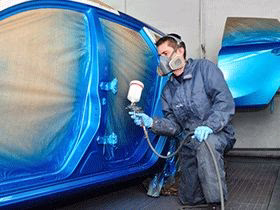 Axalta Coating Systems: Mann spr&uuml;ht Autolack auf Auto